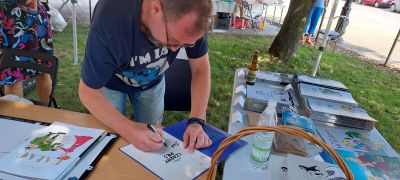 osoba składa autograf