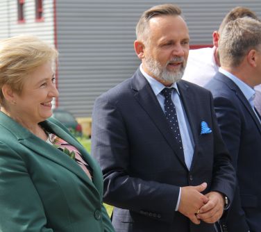 Burmistrz Miasta Marcin Jakubowski i wicemarszałkini województwa mazowieckiego Elżbieta Lanc.