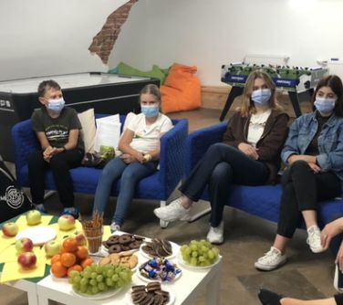 Rozmowa z młodzieżą podczas debaty zorganizowanej przez EUROPE DIRECT Mińsk Mazowiecki.