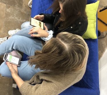 Młodzież zamieszcza swoje pomysły na platformie internetowej.