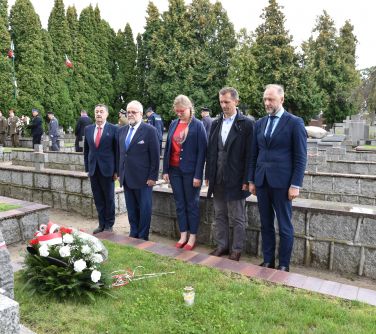 1 września przedstawiciele władz samorządowych, służb mundurowych i środowisk kombatanckich oddali hołd bohaterom i ofiarom...