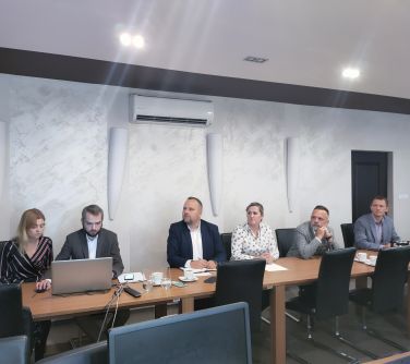 2 września burmistrz Marcin Jakubowski gościł w Urzędzie Miasta przedstawicieli PKP PLK S.A. oraz IDOM