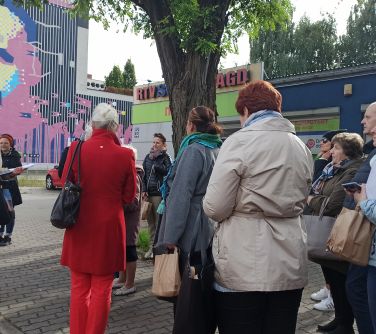 Wizyta studyjna LOT. Przed Muralem Piłsudskiego.