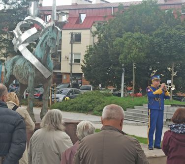 Wizyta studyjna LOT. Przed pomnikiem rycerza Jana z Gościańczyc. Plac Stary Rynek.