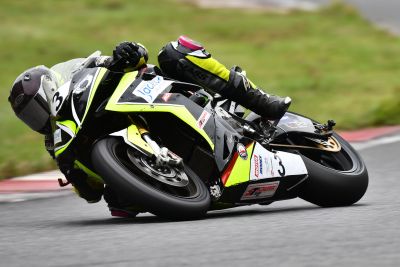 Motocyklista na torze wyścigowym