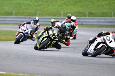 Motocykliści na torze wyścigowym
