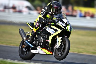 Motocyklista na torze wyścigowym