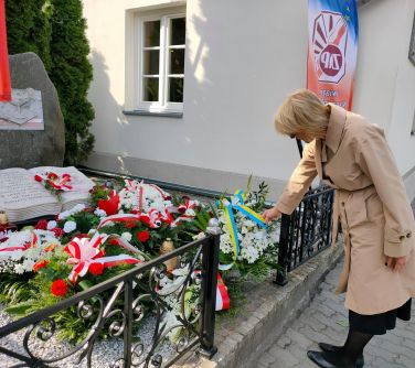 Kierownik Wydziału Promocji, Kultury i Sportu składa kwiaty pod pomnikiem ZNP