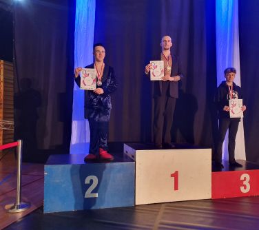 Tancerze na podium.