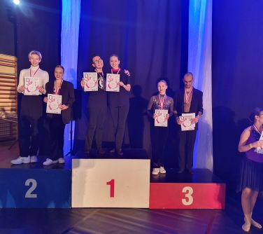 Tancerze na podium.