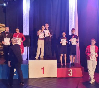 Tancerze na podium.