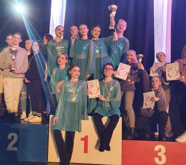 Tancerze - zdjecie grupowe na podium.