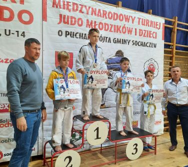 UKS Judo Kontra - zawodnicy na podium