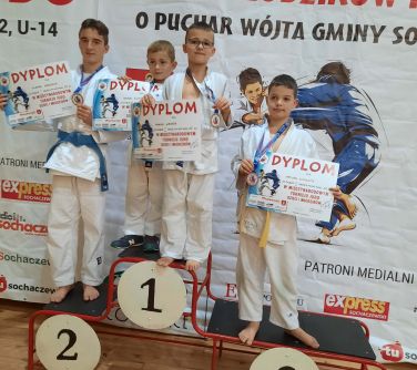 UKS Judo Kontra - zawodnicy na podium