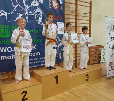 UKS Judo Kontra - zawodnicy na podium