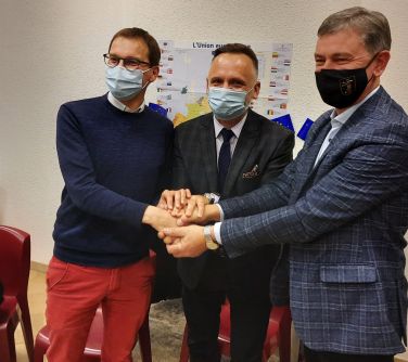Serdeczny uścisk dłoni trzech burmistrzów