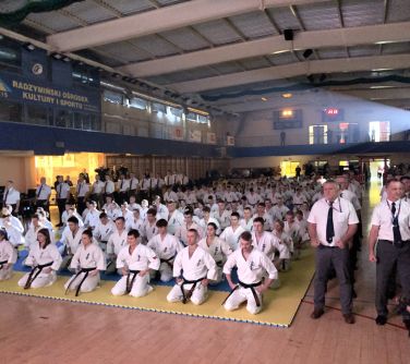 Hala wypełniona zawodnikami karate