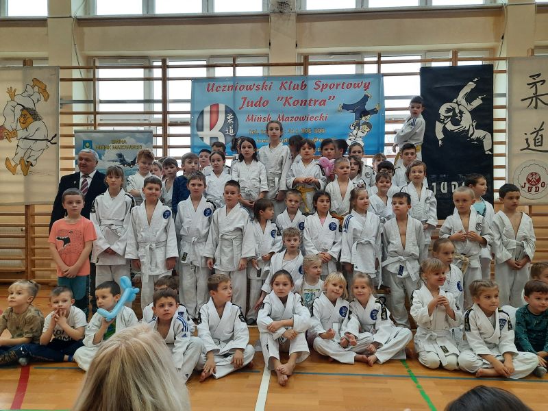 Zdjęcie zbiorowe zawodników klubu Judo Kontra