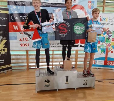 Zawdnicy na podium.