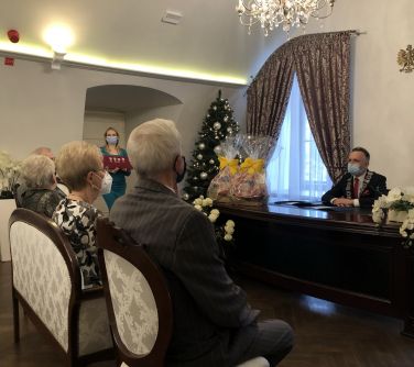 Burmistrz miasta przemawia do jubilatów