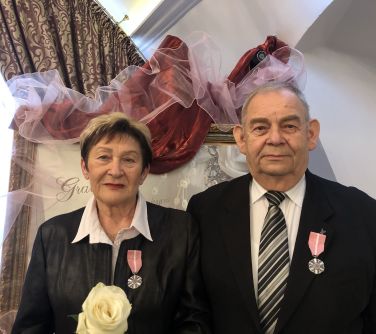 Pamiatkowe zdjęcie odznaczonej z okazji jubileuszu pary