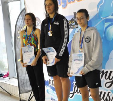 Mistrzostwa w pływaniu - zawodniczki na podium