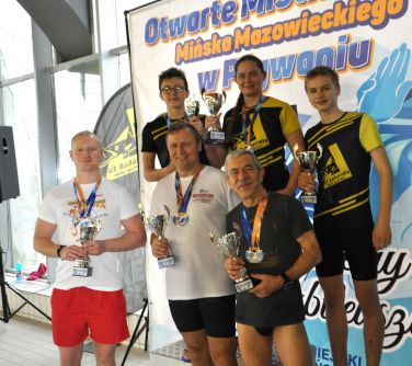 Mistrzostwa w pływaniu - zawodnicy na podium - zdjecie grupowe