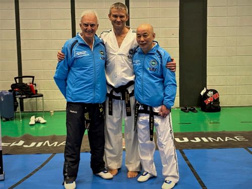Trener Jacek Łuniewski z mistrzami TAEKWON-DO