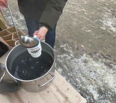 Nalewamy chochlą z gara czarną kawę do kubka.