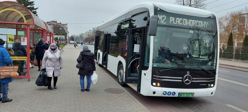Elektryczny autobus na przystanku miejskim