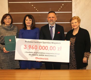Burmistrz Miasta Marcin Jakubowski w towarzystwie Elżbiety Lanc oraz Janiny Ewy Orzełowskiej i Skarbnik Miasta