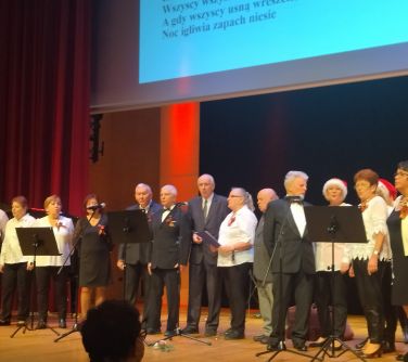 Słuchace MUTW śpiewają kolędy