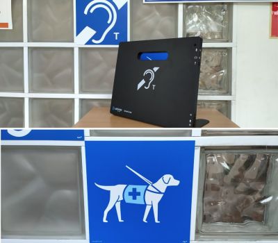 Pętla indukcyjna i oznakowanie dla osób z psem przewodnikiem.