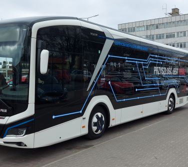 Elektryczny autobus na dworcu przy PKP.