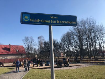 Tabliczka Skwer Władysława Bartoszewskiego