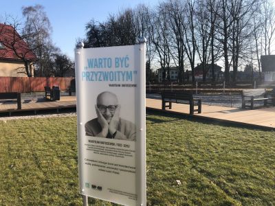 Pamiatkow tablica Władysława bartoszewskiego z napisem "Warto być przyzwoitym"
