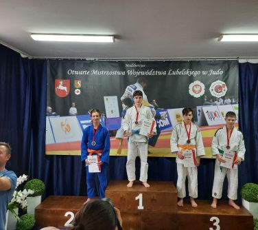 Zawodnicy UKS Judo Kontra na podium