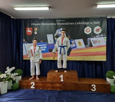 Zawodnicy UKS Judo Kontra na podium