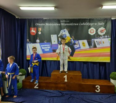 Zawodnicy UKS Judo Kontra na podium