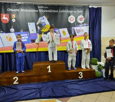 Zawodnicy UKS Judo Kontra na podium