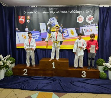 Zawodnicy UKS Judo Kontra na podium
