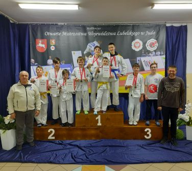 Zawodnicy UKS Judo Kontra na podium
