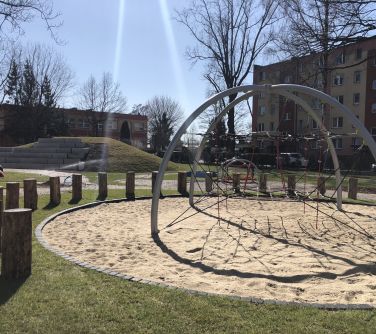 Przyrządy do rekreacji na osiedlu Serbinów.