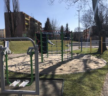 Przyrządy do rekreacji na osiedlu Serbinów.