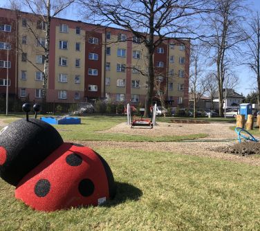 Zabawka biedronka na osiedlowym placu.