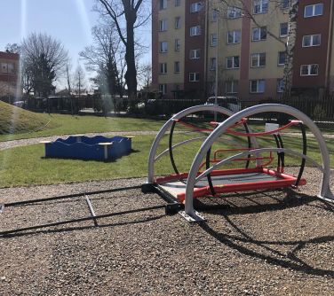 Przyrządy do rekreacji na osiedlu Serbinów.