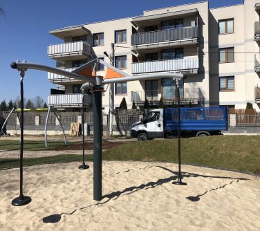 Przyrządy do rekreacji na osiedlu Serbinów.