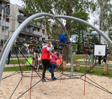 Pochmurny dzień. Dzieci na placu zabaw