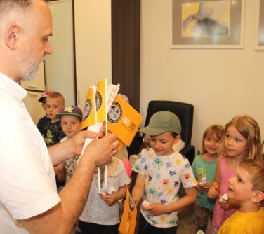 Burmistrz Miasta rozdaje dzieciom chorągiewki