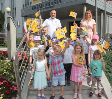 Zdjęcie grupowe dzieci z burmistrzem